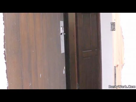 haciendo aseo se abren de piernas solas