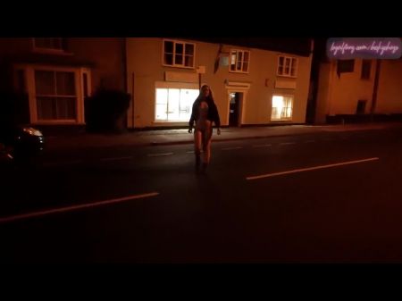 latina caminando desnuda por la calle