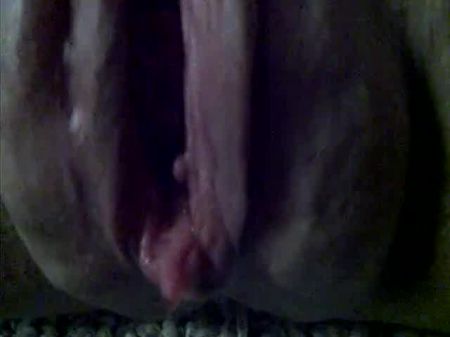 chupando de piernas abiertas y gritando y gimiendo como puta