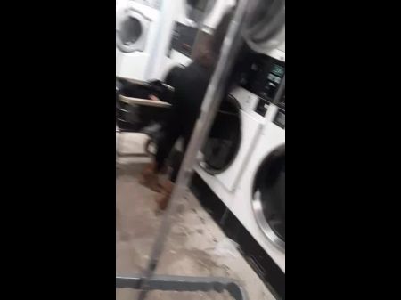 la tica em pé