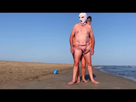 observan a hombre playa