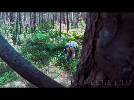 orinando en el bosques voyeur