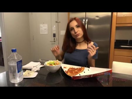 hombre se mete dedo en el culo mientras culea