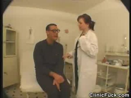doctora_examina_polla