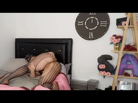 mujer rubia asiendo rico q able español