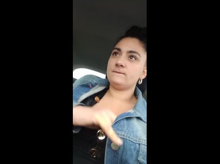 se masturba en el auto