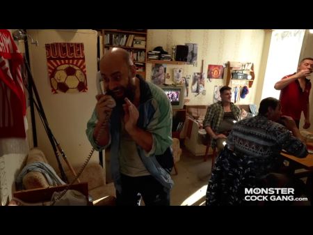 marido obliga a su mujer para amamantar
