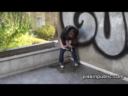 cosquillas en el ombligo con pluma