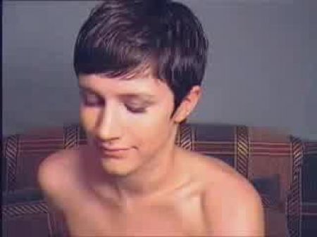 consolador q vibra metido en si cuca y eya trabando en la oficna