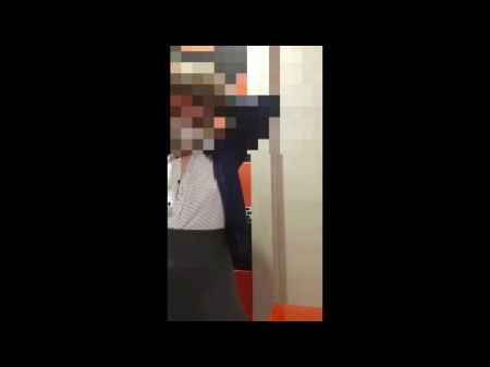 italiana si masturba in bagno e godesorella