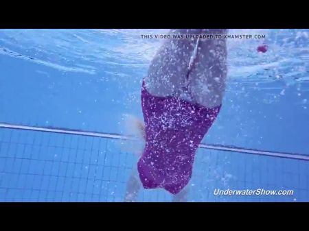 se_quita_el_bikini