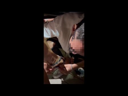 cun debajo de la mesa