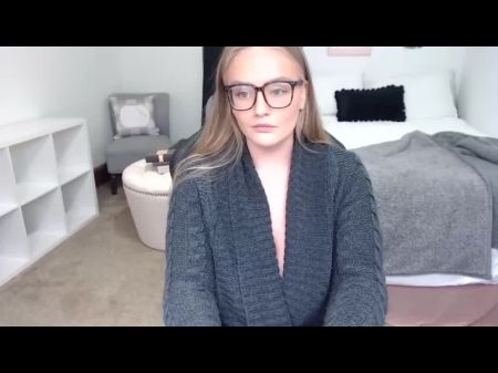 chica flaca muestra su gran culo