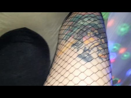 hija se sienta en las piernas de su papa y se pone cachondo