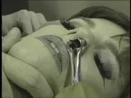 enfermera alimenta a paciente