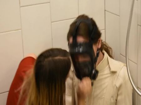 esclavo_en_el_bao_publico