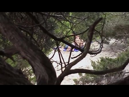 sandra follando en la playa