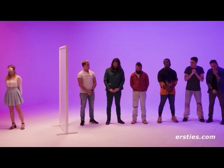 hombres fortandose arriba del otro