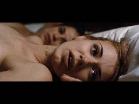 lesbiana besandose en la cama