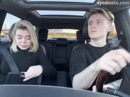 amateurs lavando el auto