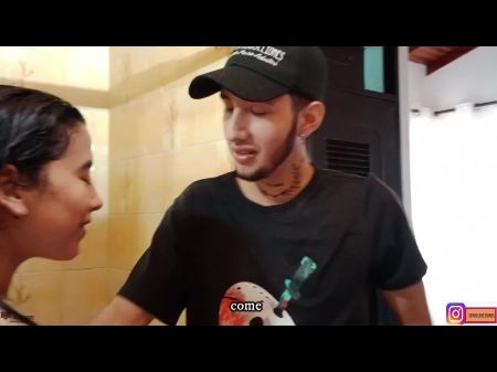 lactando con leche a su marido