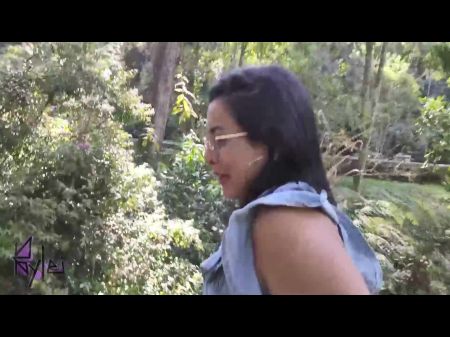 esposa cogiendo con un vagabundo en el parque