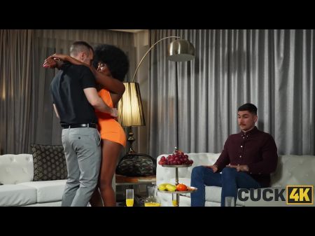 buscar chicas negras quitandose zapatos y calsetines