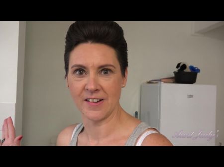 esposa chupa dos vergas en la cocina