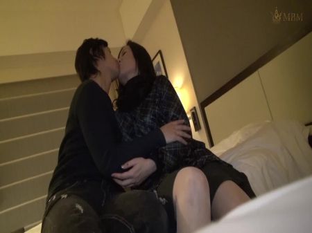 prima pillada por la madre mamando al primo