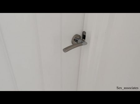 se masturba durmiendo y la follan