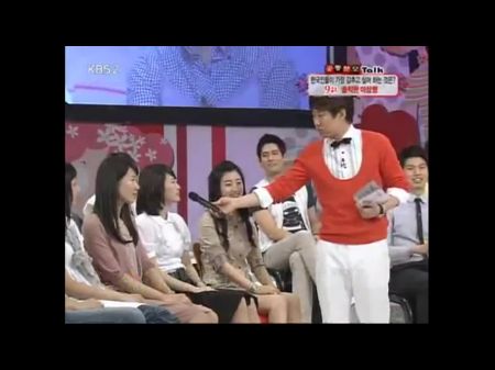 hombre graba a mujer