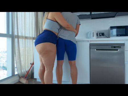 cornudo grabando a esposa en playa con negros