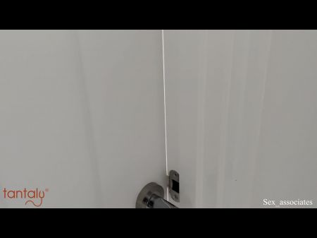 viejo masturbando con una muñeca